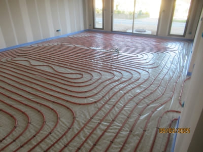 Installation du chauffage au sol (aérothermie)